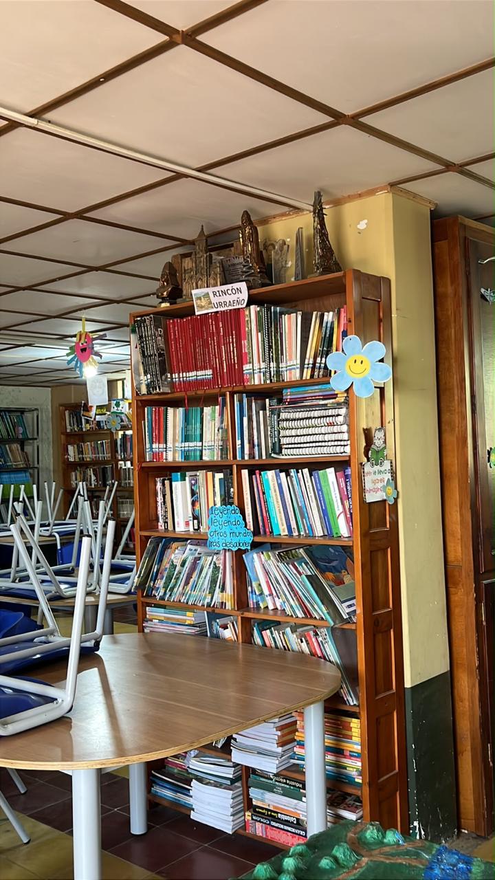 Estantería del Rincón Urraeño en la biblioteca